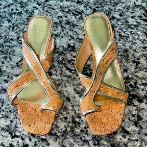 Women’s sandals with toe strap